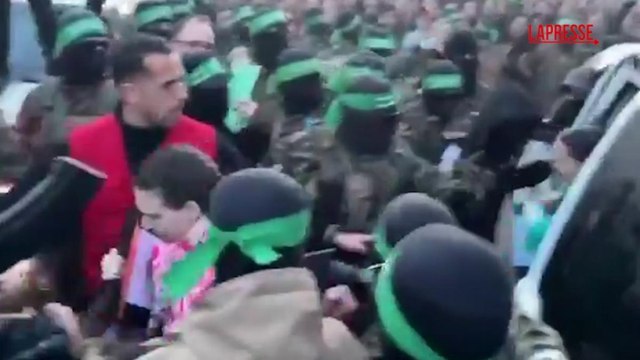 Gaza City, la liberazione e la consegna delle tre donne israeliane alla Croce Rossa