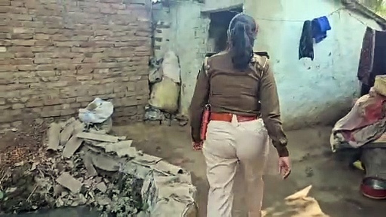 रोहतास में प्रशासन की बड़ी कार्रवाई, जिस घर से मिली थी शराब की बड़ी खेप, पुलिस ने JCB से कर दिया जमींदोज