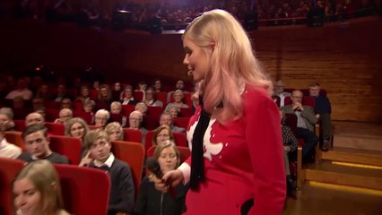 Sofie Linde giver familie til udsendt soldat rørende julegave i DR’s Store Juleshow |2016| DR
