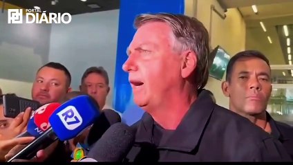 Bolsonaro vai a aeroporto e se diz constrangido por não ir à posse de Trump