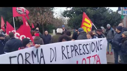 Attiviste perquisite, il presidio di solidarietà in Questura a Brescia