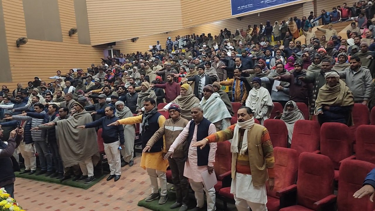 योगी के मंत्री ने ग्रामीणों को दिलाई नशा न करने की शपथ