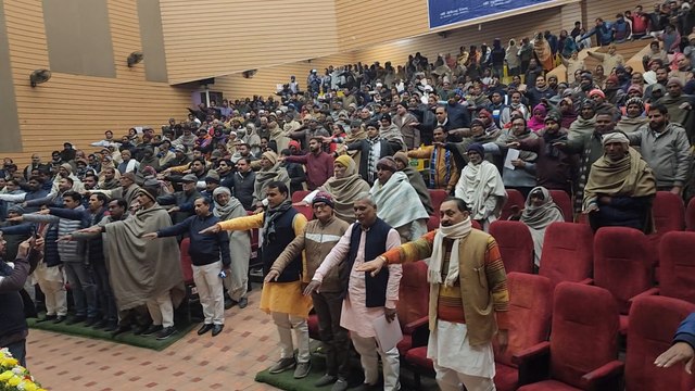 योगी के मंत्री ने ग्रामीणों को दिलाई नशा न करने की शपथ