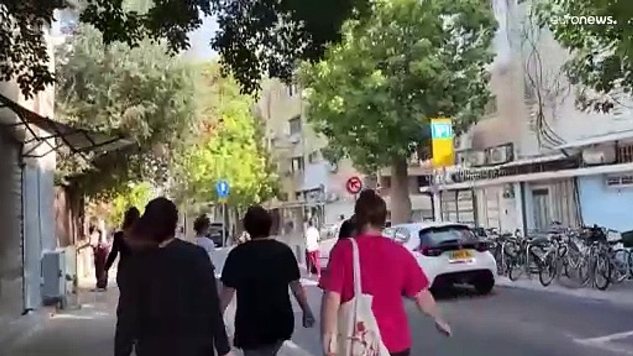 الإسرائيليون يهرعون إلى الملاجئ مع دوي صفارات الإنذار جراء هجوم يمني يسبق وقف إطلاق النار في غزة
