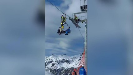 Astun, il salvataggio delle persone bloccate in seggiovia