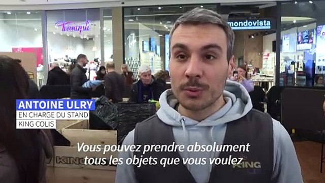 Un centre commercial de Rome accueille une vente à l'aveugle de colis non réclamés