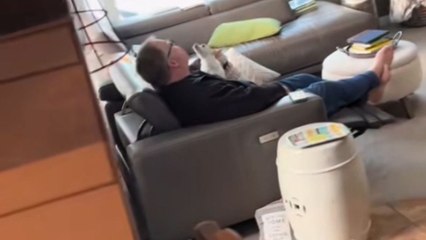 Unstoppable duet: Dad and chihuahua mimic each other in a singing battle