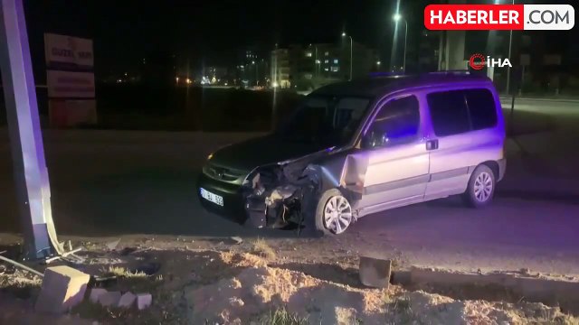 Karaman'da Hafif Ticari Araç Aydınlatma Direğine Çarptı