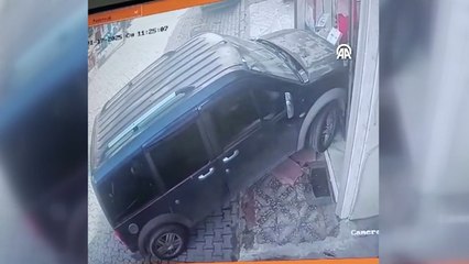 Hafif ticari araç telefoncuya girdi