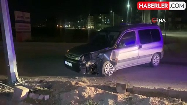 Karaman'da Hafif Ticari Araç Aydınlatma Direğine Çarptı