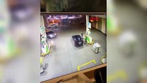 Akaryakıt istasyonunda husumetlilerini darbederek kaçırdılar; o anlar kamerada