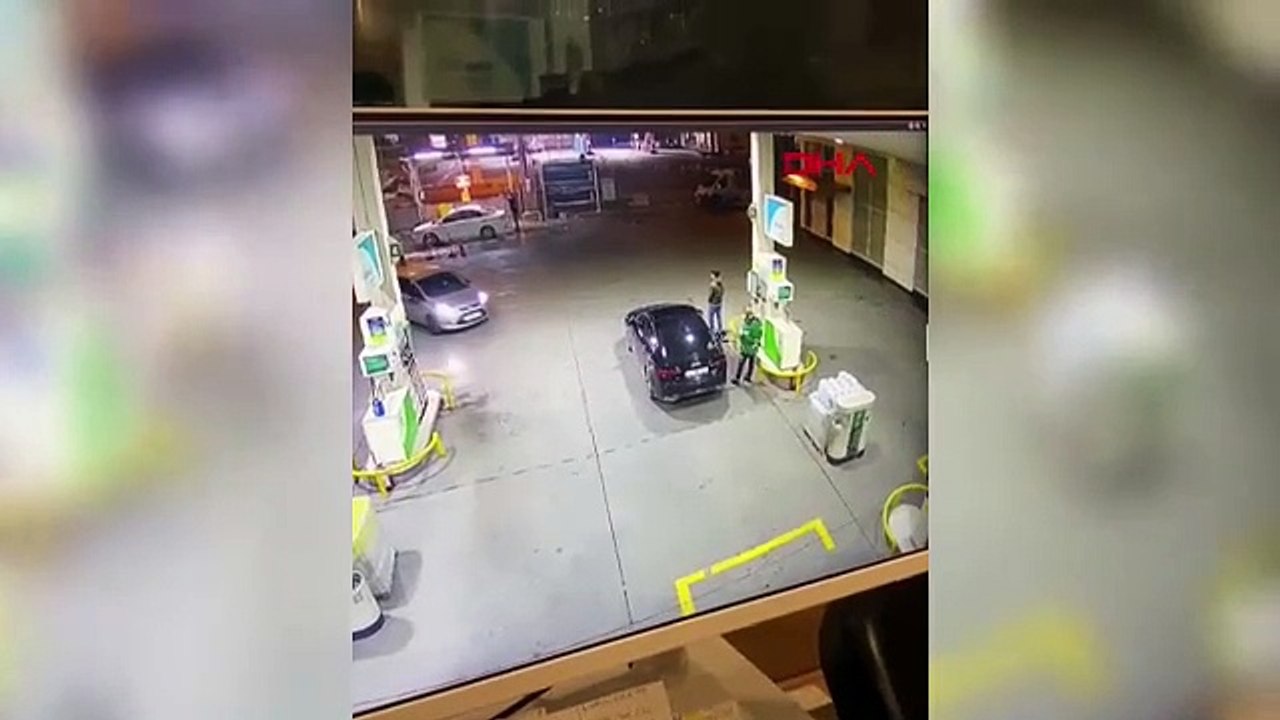 Akaryakıt istasyonunda husumetlilerini darbederek kaçırdılar; o anlar kamerada