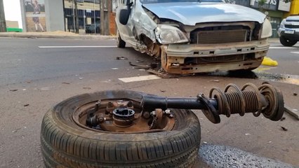 Carros colidem na Av. Carlos Gomes em Cascavel