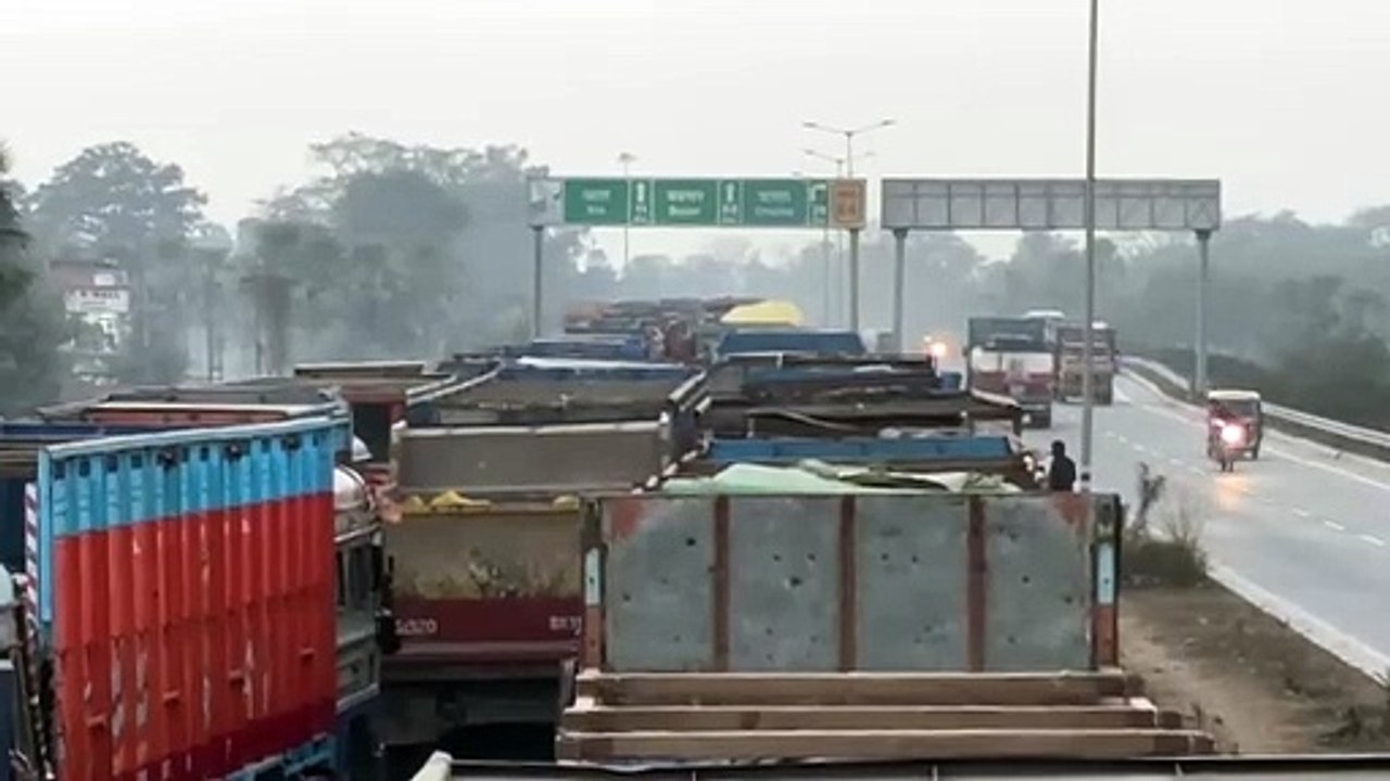 18 घंटे से जाम, वाहनों की लगी लंबी कतार, ट्रक चालकों ने कहा- कब पहुंचेंगे पता नहीं