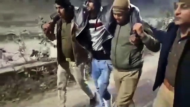 पुलिस और हत्या लूट जैसे संगीन अपराधो में वांछित शातिर बदमाश में मुठभेड़ पैर में गोली लगने से बदमाश घायल
