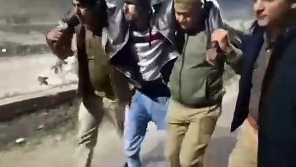 पुलिस और हत्या लूट जैसे संगीन अपराधो में वांछित शातिर बदमाश में मुठभेड़ पैर में गोली लगने से बदमाश घायल