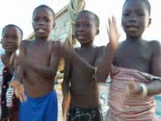 Enfants chantent : "à l'école, travaillons"