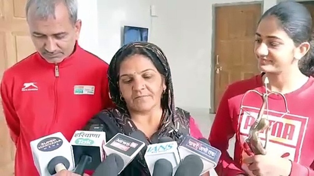 भिवानी जिला के गांव धनाना गांव की बॉक्सर बेटी नीतू घनघस को मिला अर्जुन अवार्ड : बॉक्सर नीतू घणघस को राष्ट्रपति के हाथों नीतू को मिला अर्जुन अवार्ड  : नीतू ने घर आते ही अपनी मां को सौंपा अपना अर्जुन अव