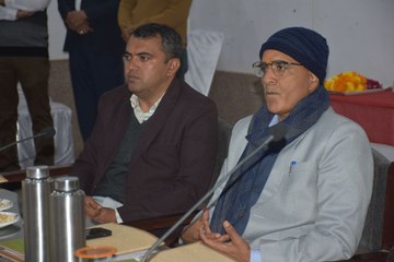 सवालों की बौछार हुई तो खड़े हो गए प्रभारी मंत्री चौधरी