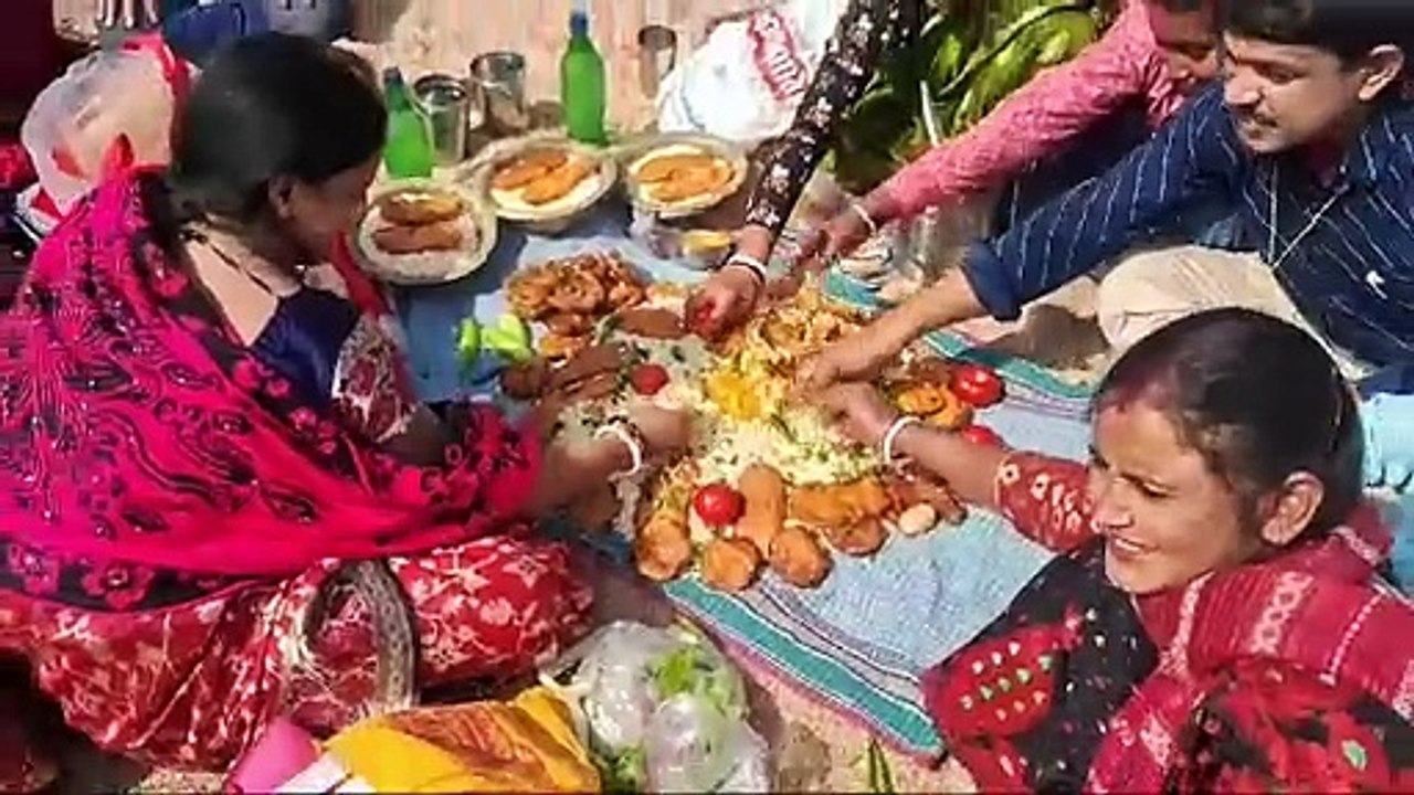 প্রাচীন রীতি মেনে দ্বারকেশ্বর নদের চরে মুড়ি খাওয়ার মেলা, অসংখ্য মানুষের জমায়েত