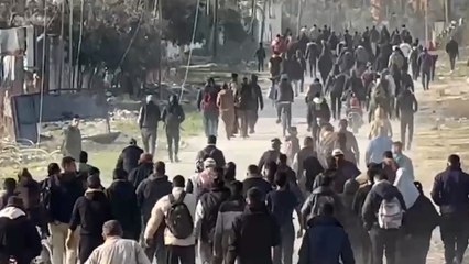 Filistinliler ateşkes ilanıyla birlikte Refah kentindeki evlerine hareket etti