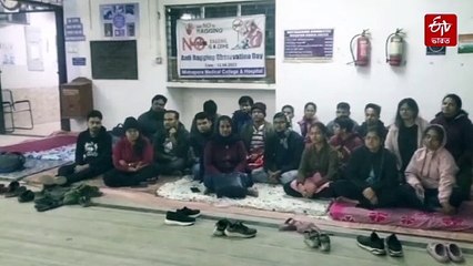 স্যালাইন বিতর্কে সাসপেন্ড! অনশনে মেদিনীপুর মেডিক্যালের চিকিৎসকরা