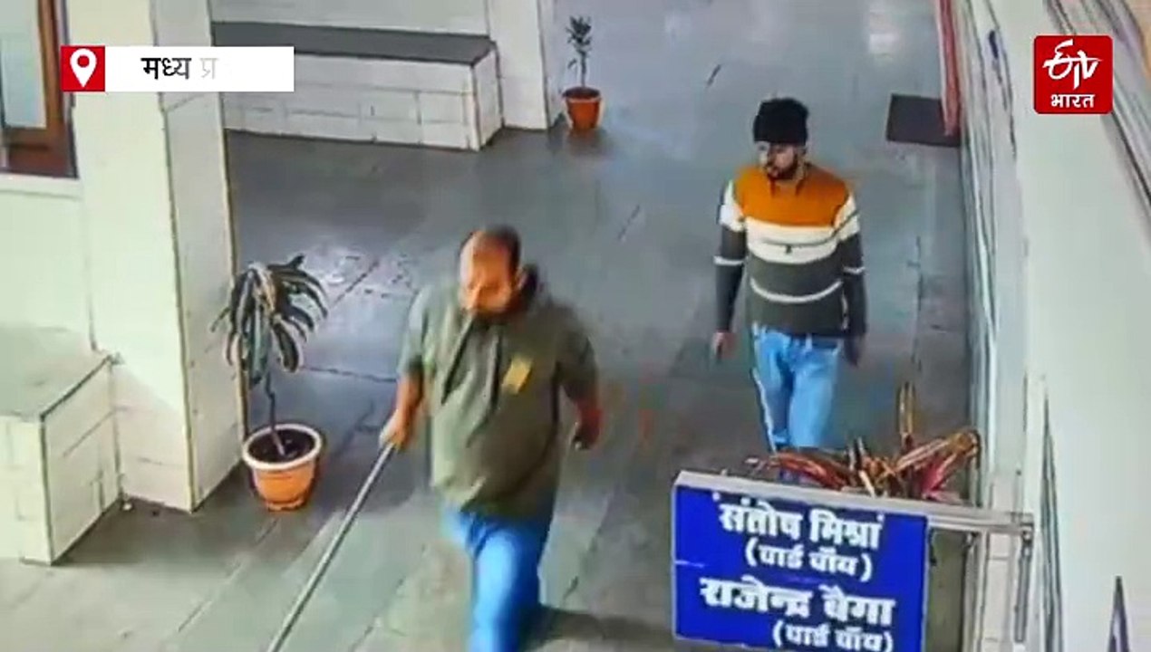 शहडोल में डॉक्टर ने अस्पताल में जमकर काटा गदर, एक वार से हवा में उड़ा दी नेमप्लेट, नशे में होने का आरोप