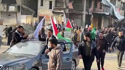 فلسطينيون يحتفلون في وسط غزة في اللحظة التي كان مقررا فيها بدء وقف إطلاق النار