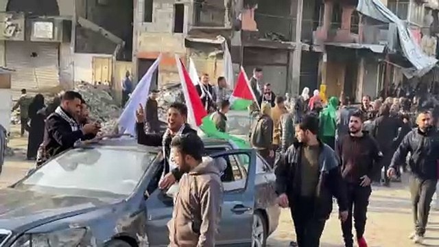 فلسطينيون يحتفلون في وسط غزة في اللحظة التي كان مقررا فيها بدء وقف إطلاق النار