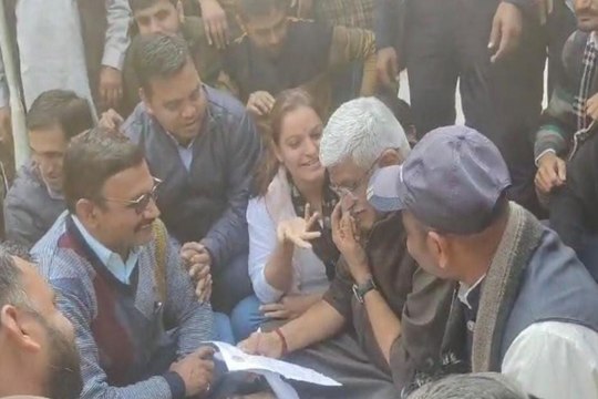 Jodhpur News: ऐसा क्या हुआ कि जोधपुर में सड़क पर ही बैठ गए गजेन्द्र सिंह शेखावत और पलभर में खत्म करवा दिया धरना