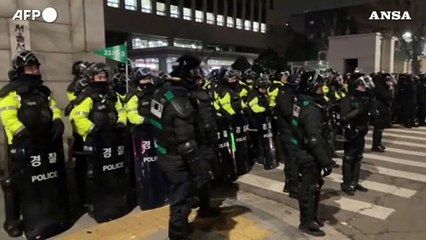 Corea del Sud, prorogato l'arresto di Yoon: tentato assedio al tribunale