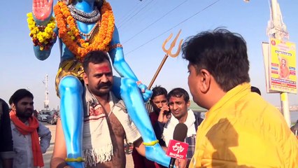 स्पेशल: कुम्भ में भोलेनाथ का अनोखा भक्त, 42 किलो के भगवान शिव की भारी मूर्ति को कंधे पर लादकर पहुंचा कुम्भ में पुण्य की डुबकी लगाने