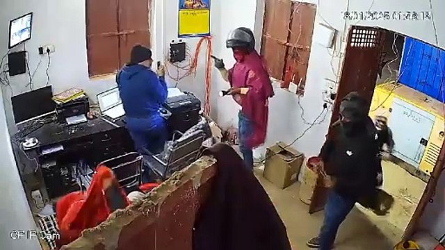 बालू घाट के कैश काउंटर में बदमाशों का तांडव, तोड़फोड़ कर 5 लाख रुपए लूटे, CCTV में कैद वारदात