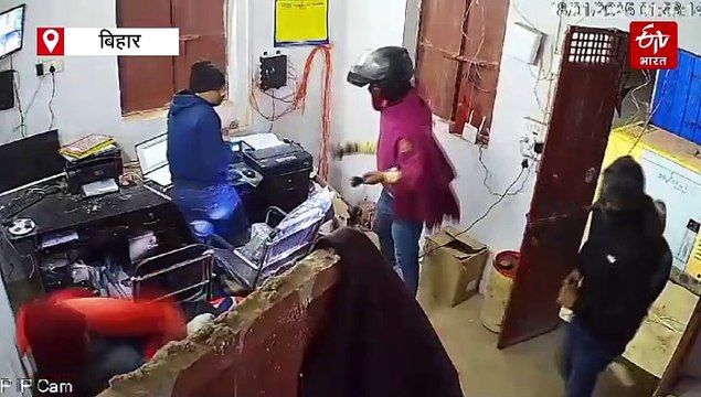 बालू घाट के कैश काउंटर में बदमाशों का तांडव, तोड़फोड़ कर 5 लाख रुपए लूटे, CCTV में कैद वारदात