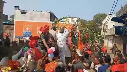 पुराने परंपराओं को कायम रखने के लिए मंदसौर में एक भाई बैल गाड़ियों के जरिए अपनी बहन के यंहा शादी में मोसारा लेकर पहुंचा