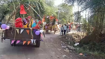 पुराने परंपराओं को कायम रखने के लिए मंदसौर में एक भाई बैल गाड़ियों के जरिए अपनी बहन के यंहा शादी में मोसारा लेकर पहुंचा