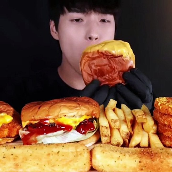 Follow for more ASMR videos🌮🍟 Credits: @ddm_ddang #mukbang #asmr #fastfood #asmreating