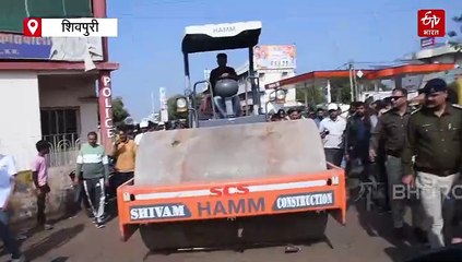 मॉडिफाइड सायलेंसरों पर बड़ी कार्रवाई, शिवपुरी के मुख्य चौराहे पर बिछाकर चलाया रोड रोलर