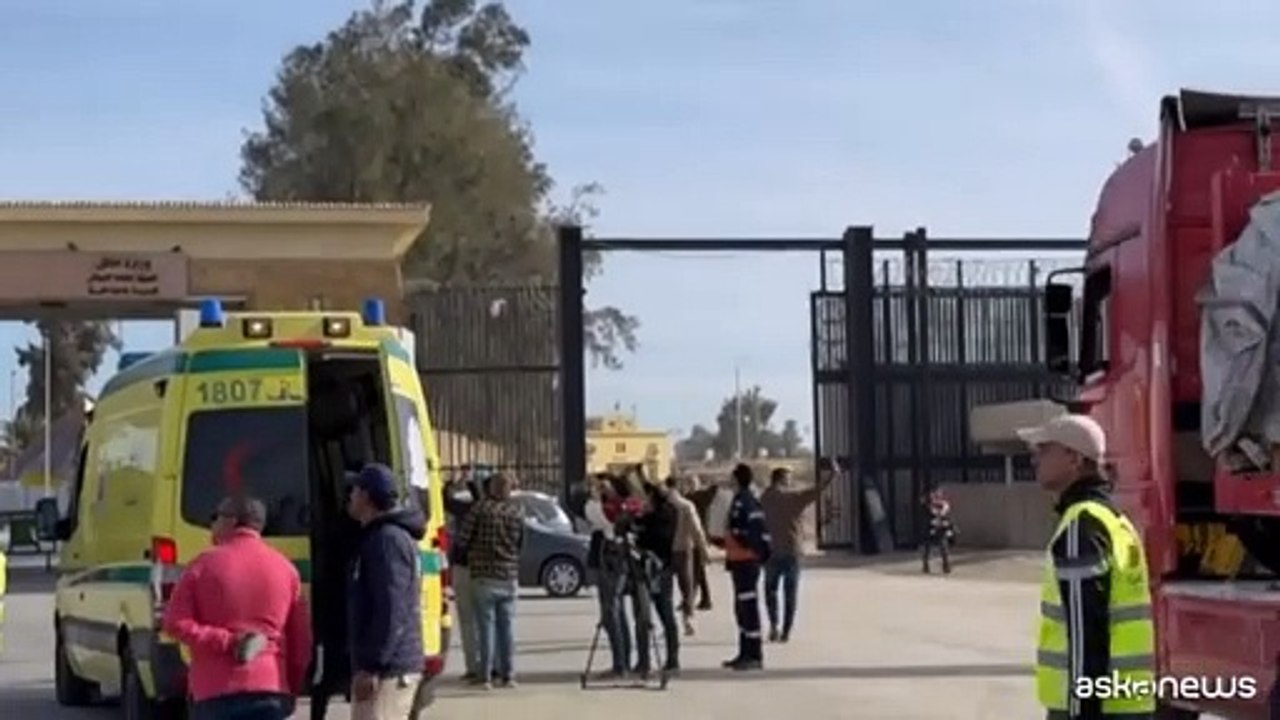 La fila dei camion di aiuti per Gaza al valico di Rafah