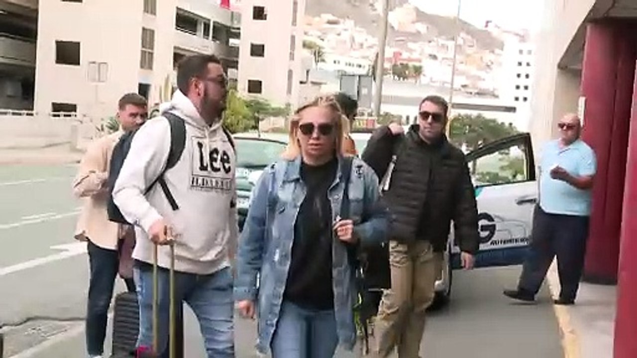 Belén Esteban, más relajada, acompaña un día más a Anabel Pantoja en el hospital y recibe un regalo muy especial