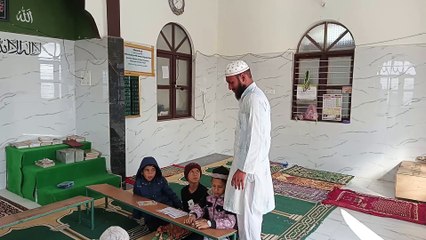 जन्मजात बीमारी भी नहीं तोड़ पाई अजहर का हौसला,4 साल में बना हाफ़िज़ ए कुरआन और अब बच्चों को दे रहा दीनी तालीम,ईटीवी भारत की स्पेशल रिपोर्ट