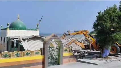 તંત્રની મેગા ટીમ સાથે દ્વારકામાં મેગા ડિમોલિશન, ગેરકાયદે બાંધકામો અને ધાર્મિક સ્થળો પર ફરી વળ્યું બુલડોઝર