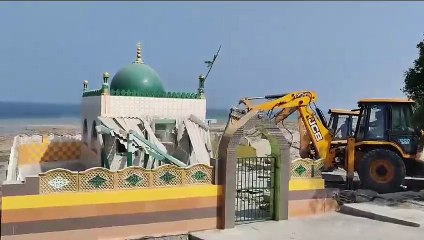 તંત્રની મેગા ટીમ સાથે દ્વારકામાં મેગા ડિમોલિશન, ગેરકાયદે બાંધકામો અને ધાર્મિક સ્થળો પર ફરી વળ્યું બુલડોઝર