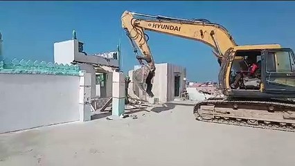 તંત્રની મેગા ટીમ સાથે દ્વારકામાં મેગા ડિમોલિશન, ગેરકાયદે બાંધકામો અને ધાર્મિક સ્થળો પર ફરી વળ્યું બુલડોઝર