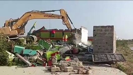 તંત્રની મેગા ટીમ સાથે દ્વારકામાં મેગા ડિમોલિશન, ગેરકાયદે બાંધકામો અને ધાર્મિક સ્થળો પર ફરી વળ્યું બુલડોઝર