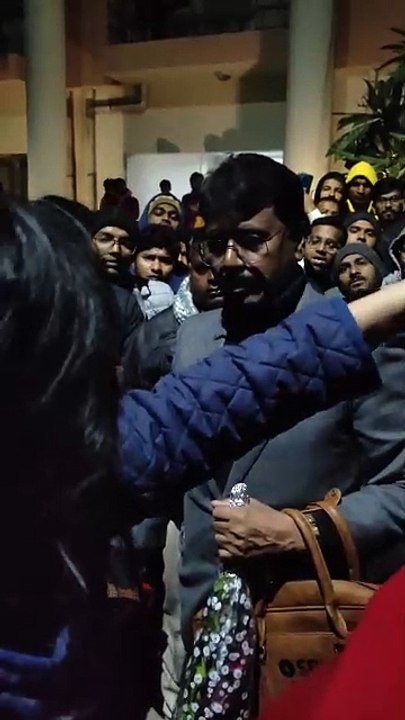 पलामू के मेदिनीराय मेडिकल कॉलेज में छापेमारी के बाद गुस्साए छात्रों ने टीम को बनाया बंधक, कई आपत्तिजनक सामान बरामद