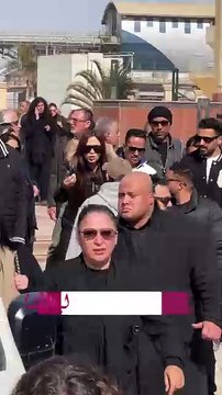 ياسمين عبد العزيز وشقيقها يودعان والدهما الى مثواه الاخير