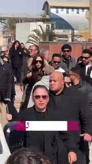 ياسمين عبد العزيز وشقيقها يودعان والدهما الى مثواه الاخير