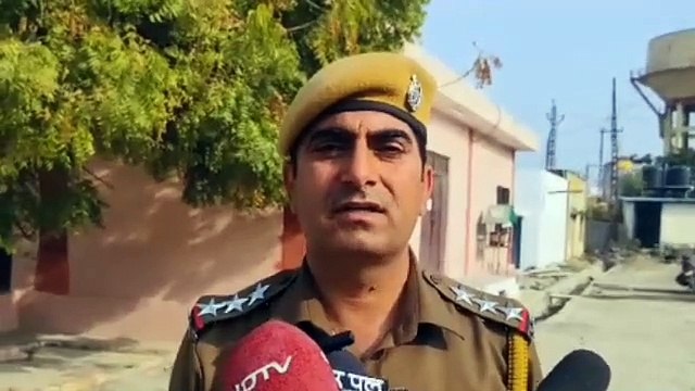 महिला ने फांसी के फंदे पर झुलकर दी जान , परिजनों ने एंबुलेंस में ऑक्सीजन की कमी वह गेट नहीं खुलने का लगाया आरोप।