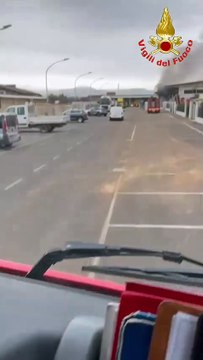 Maxi incendio in un magazzino a Rovato: fiamme altissime e colona di fumo nero